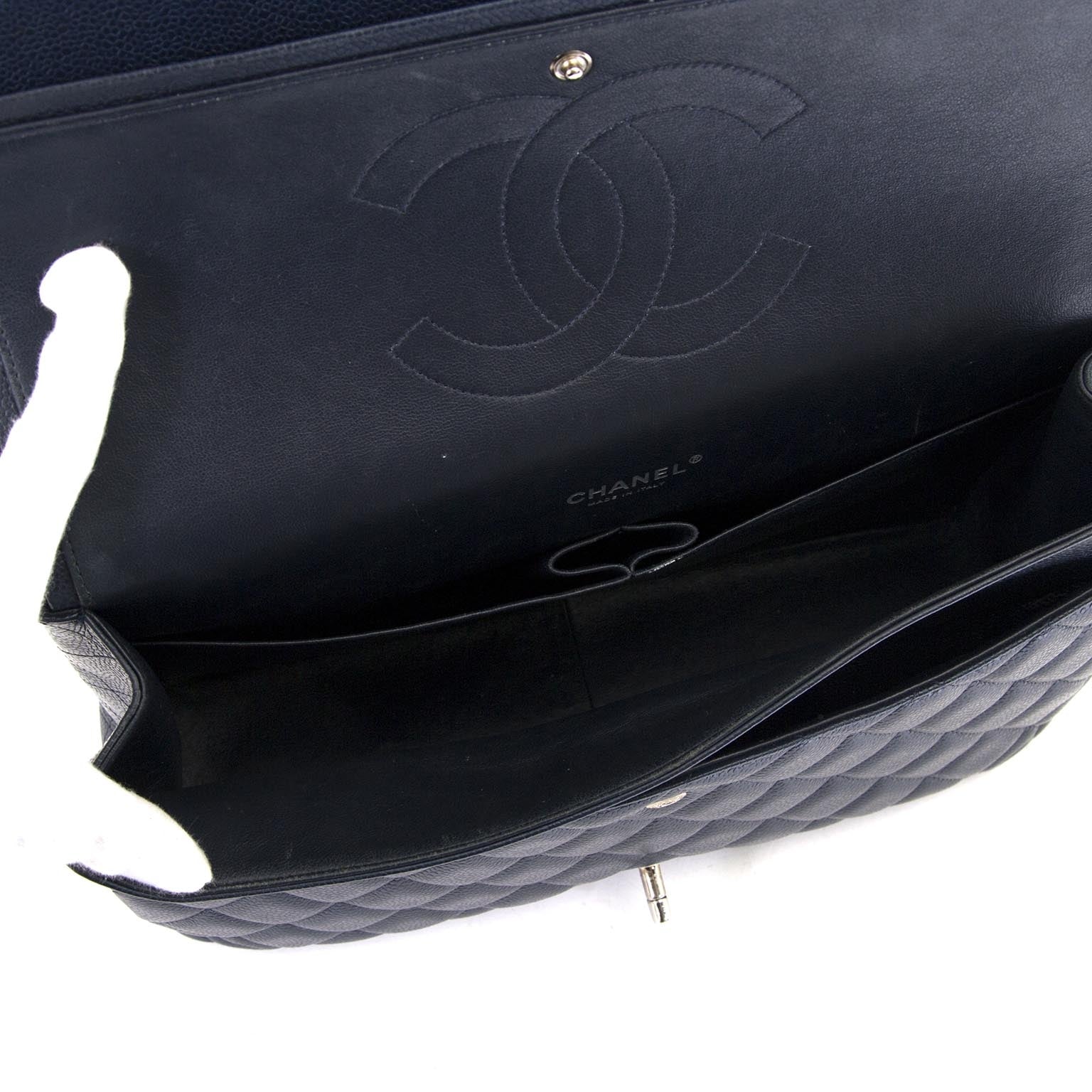 Chanel Maxi Dark Blue Double Classic Flap Bag aan de beste prijs bij labellov.com