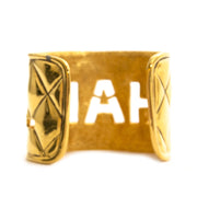 Chanel Gold Bangle Logo Bracelet For the best price at LabelLov. Pour le meilleur prix à LabelLOV. Voor de beste prijs bij LabelLOV