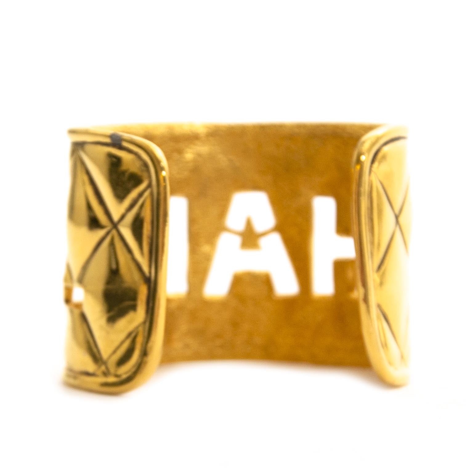 Chanel Gold Bangle Logo Bracelet For the best price at LabelLov. Pour le meilleur prix à LabelLOV. Voor de beste prijs bij LabelLOV