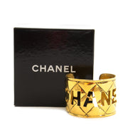 Chanel Gold Bangle Logo Bracelet For the best price at LabelLov. Pour le meilleur prix à LabelLOV. Voor de beste prijs bij LabelLOV