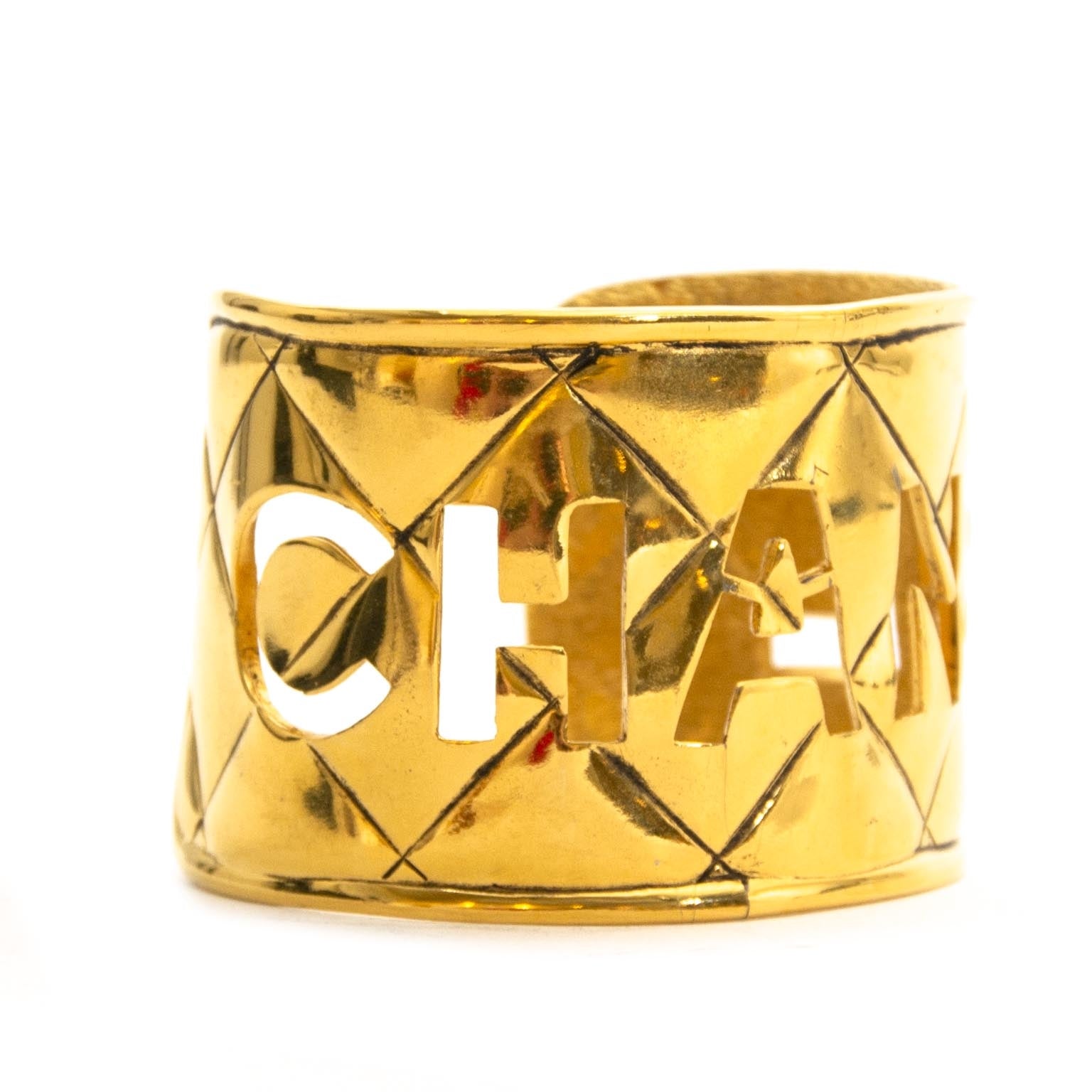 Chanel Gold Bangle Logo Bracelet For the best price at LabelLov. Pour le meilleur prix à LabelLOV. Voor de beste prijs bij LabelLOV