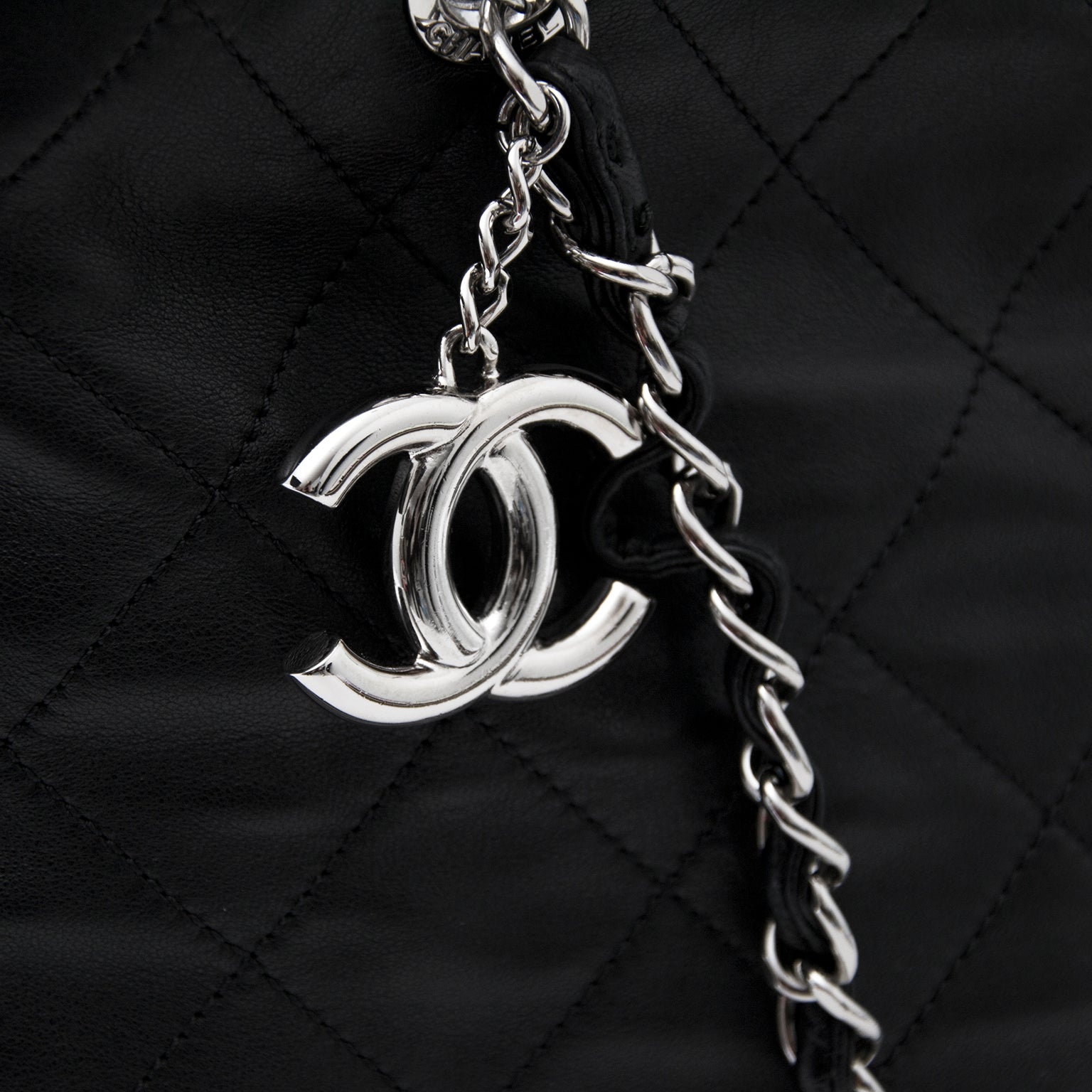 Chanel Shopper Handtas te koop aan de beste prijs bij Labellov, authentieke designer items.