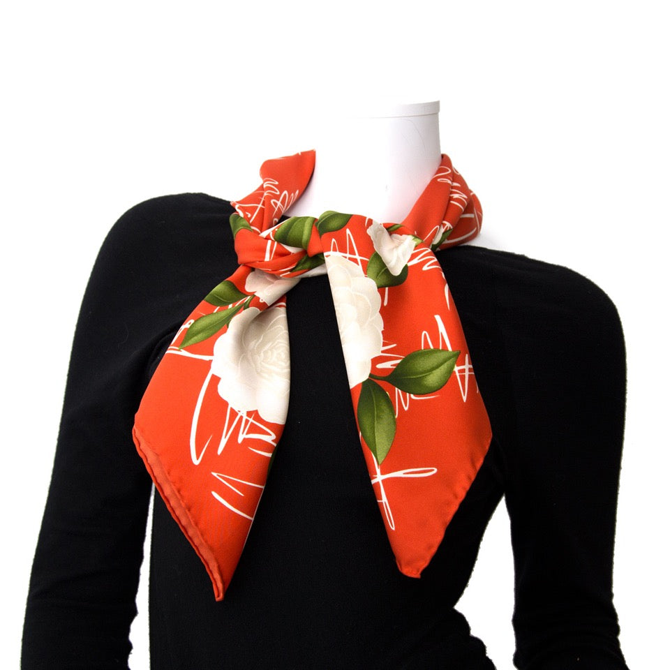 Vintage Chanel scarf for the best price at Labellov webshop. Safe and secure online shopping with 100% authenticity. Vintage Chanel foulard pour le meilleur prix.