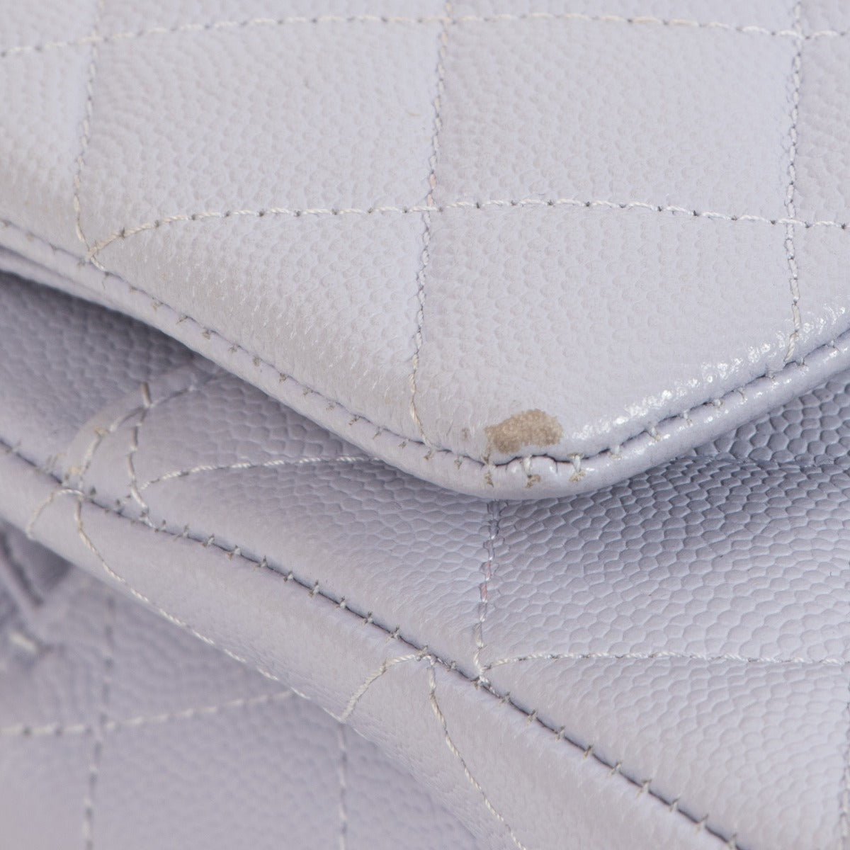 Sac à rabat Chanel Classique Medium en Caviar Lilas