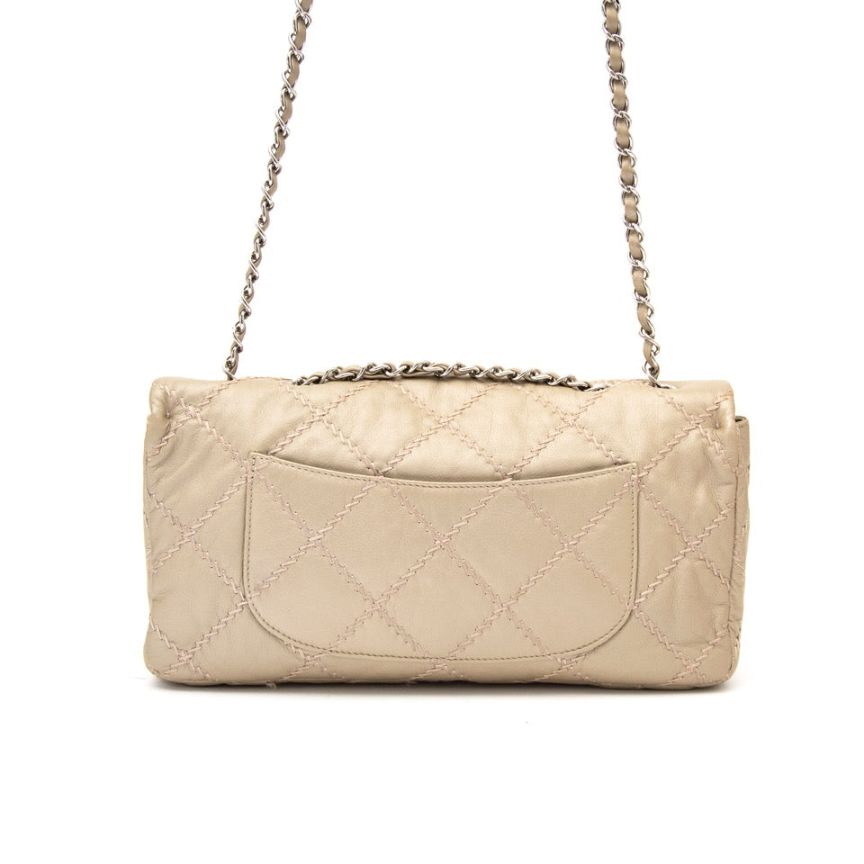 Authentieke Chanel Beige East West Ultra Stitch Flap Handtas voor juiste prijs bij LabelLOV vintage webshop. second hand vintage Hermes white plume bag with black trim. Veilig online winkelen. Luxe, vintage, mode. Antwerpen, België.