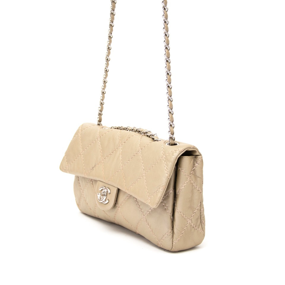 Authentieke Chanel Beige East West Ultra Stitch Flap Handtas voor juiste prijs bij LabelLOV vintage webshop. second hand vintage Hermes white plume bag with black trim. Veilig online winkelen. Luxe, vintage, mode. Antwerpen, België.