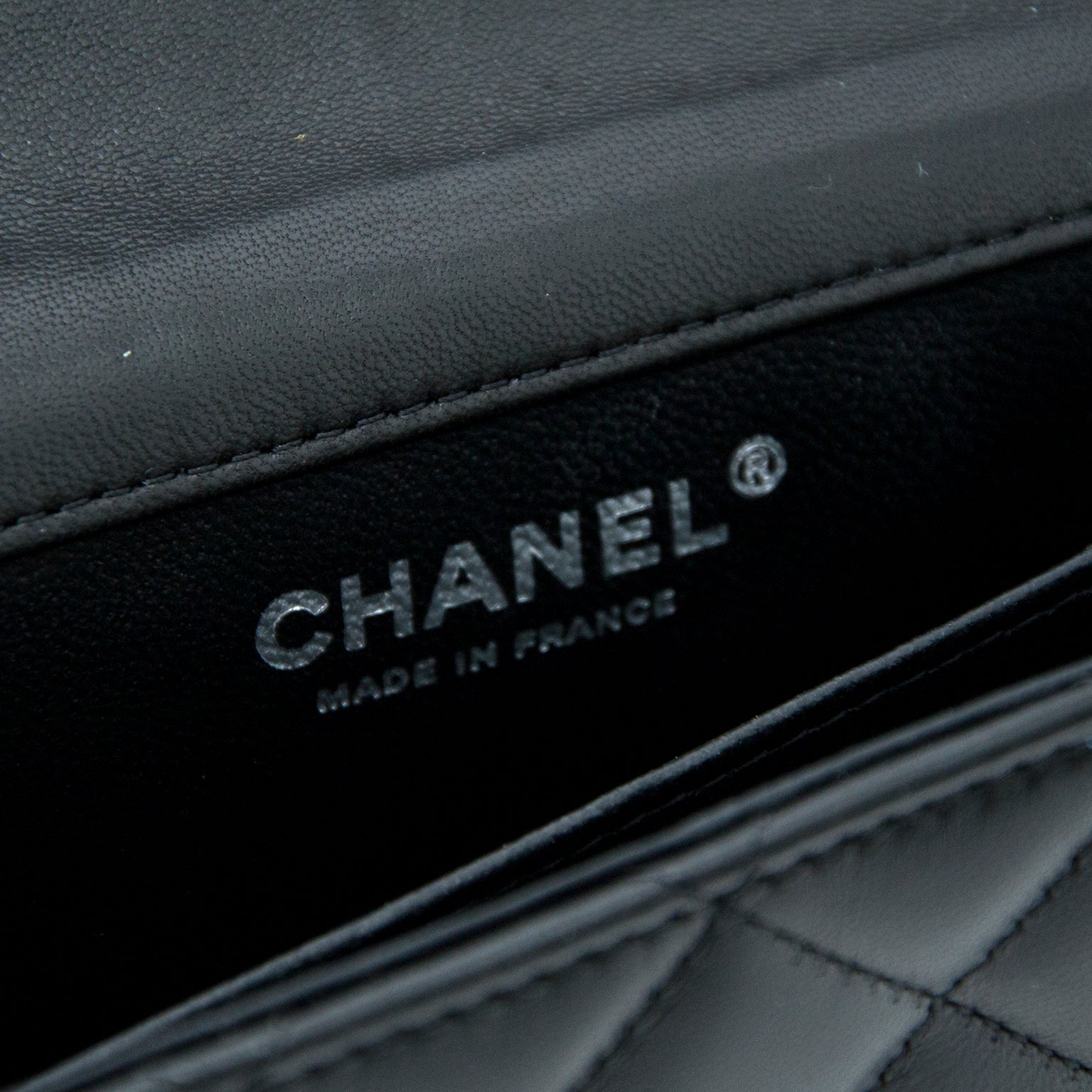 comme neuf sac a main iconic Chanel Black Extra Mini Classic Flap Bag