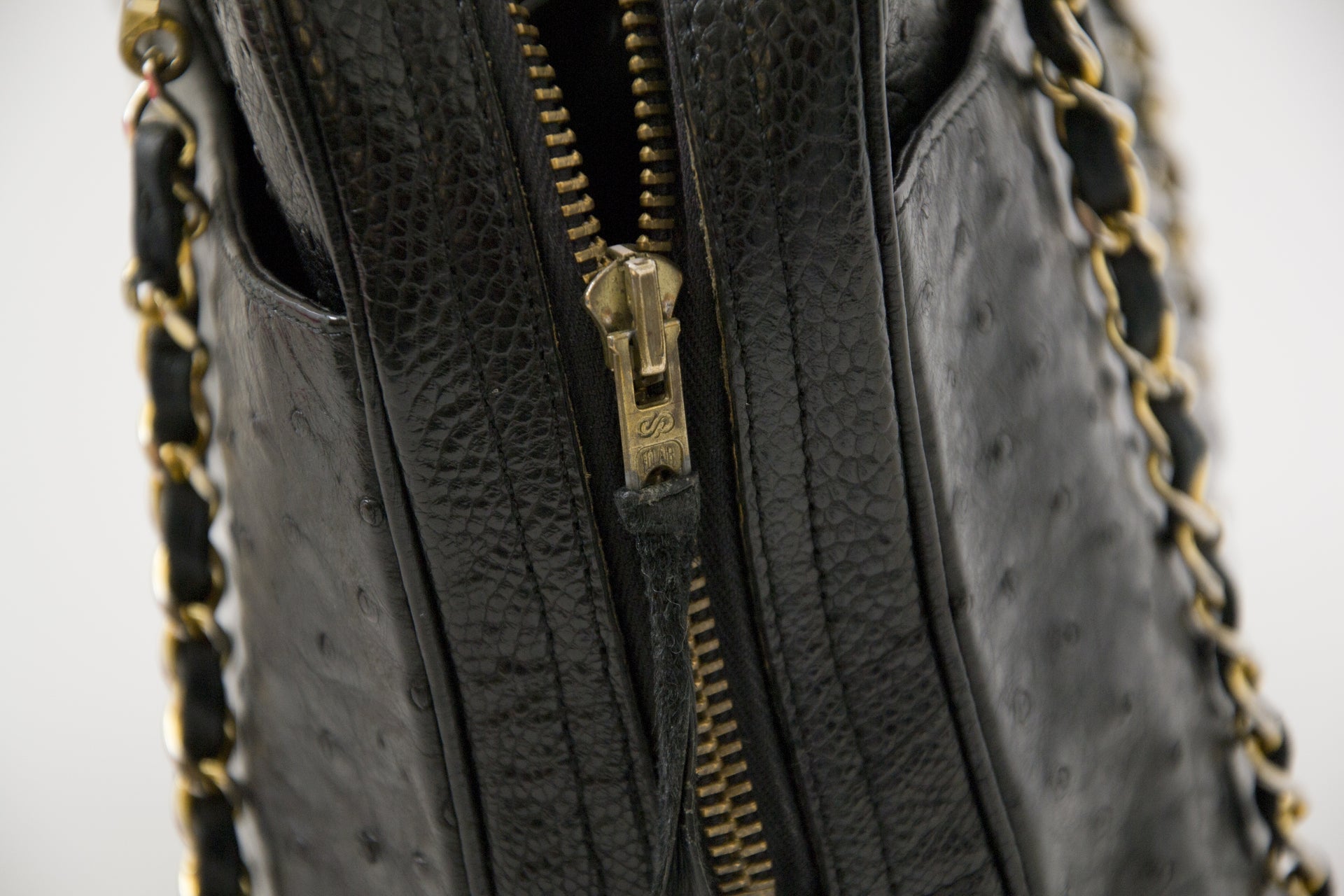 veilig online shoppen bij labellov vintage mode webshop met chanel ostrich chain tassen