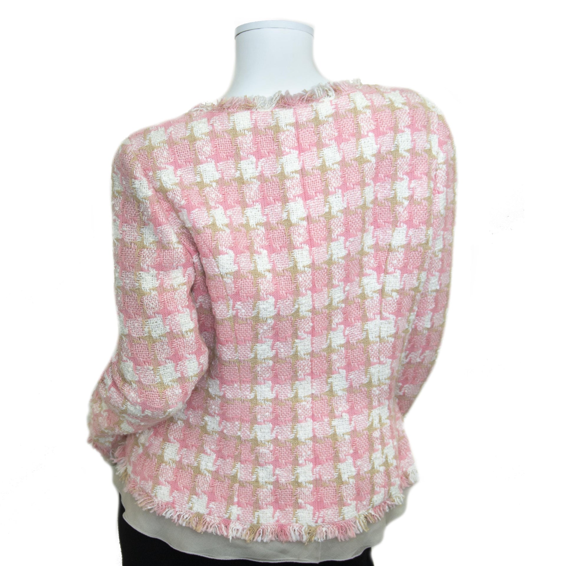 For the best price at LabelLov. Chanel Pink Tweed Jacket. Pour le meilleur prix à LabelLOV. Voor de beste prijs bij LabelLOV.