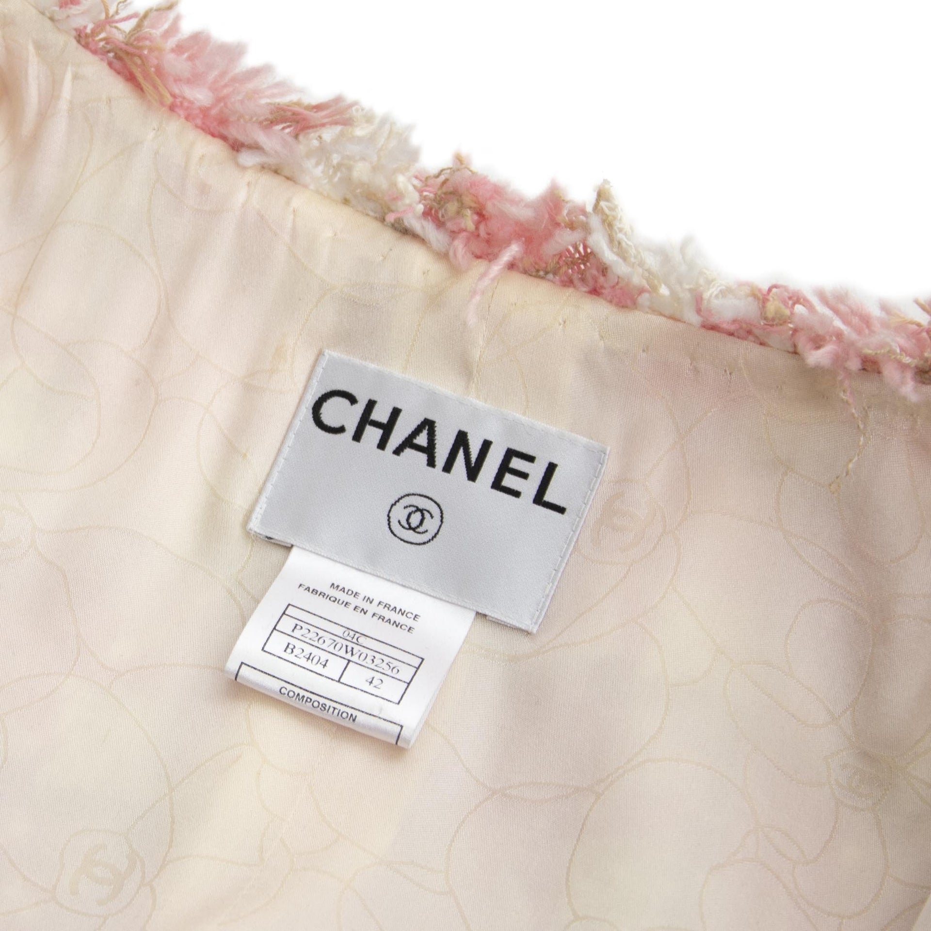 Chanel Pink Tweed Jacket. For the best price at LabelLov. Pour le meilleur prix à LabelLOV. Voor de beste prijs bij LabelLOV.