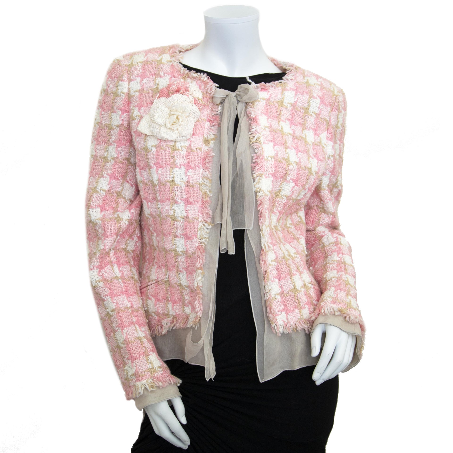 For the best price at LabelLov.Chanel Pink Tweed Jacket. Pour le meilleur prix à LabelLOV. Voor de beste prijs bij LabelLOV.