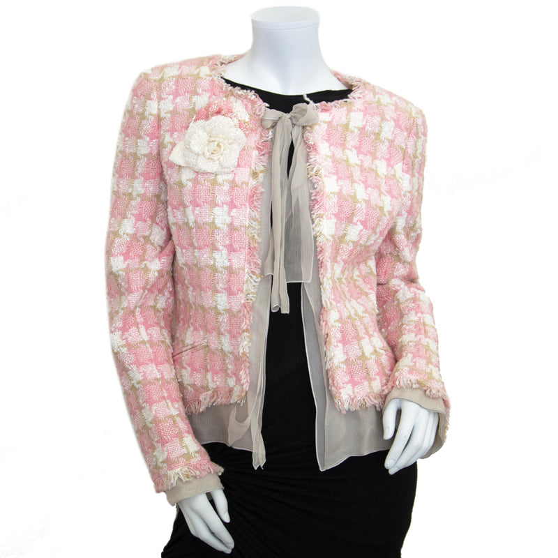 For the best price at LabelLov.Chanel Pink Tweed Jacket. Pour le meilleur prix à LabelLOV. Voor de beste prijs bij LabelLOV.