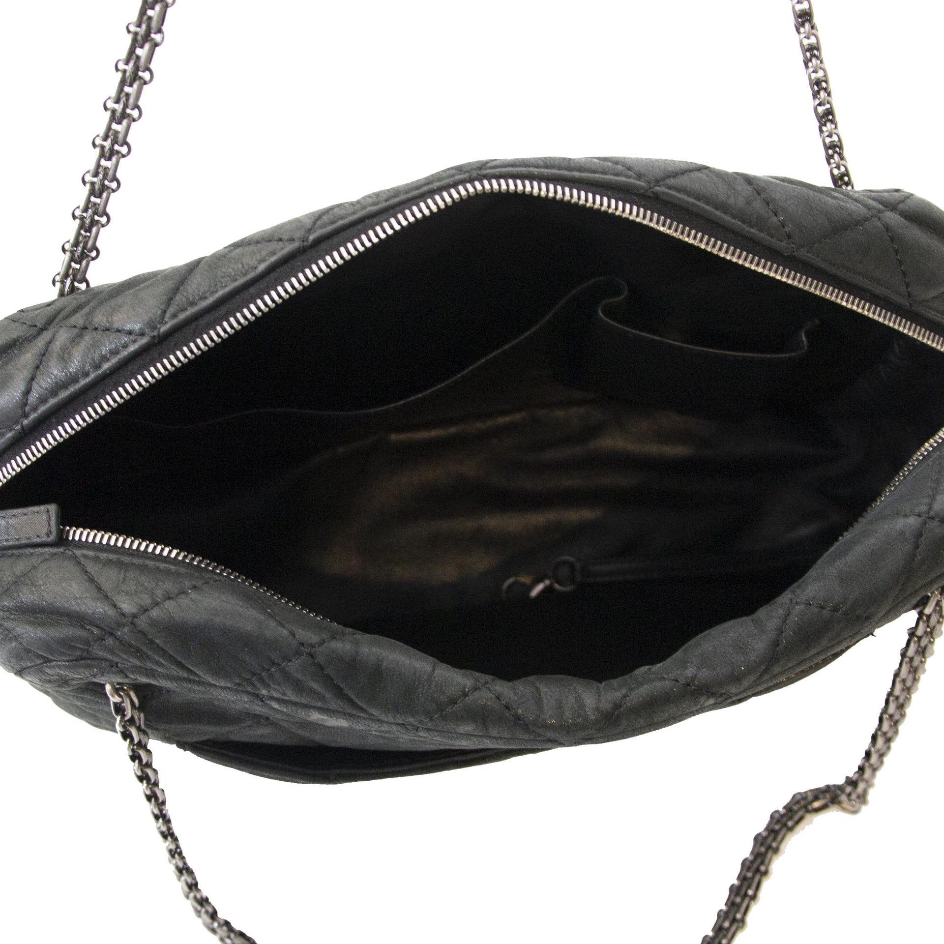 Authentique seconde main vintage Chanel Reissue Black Camera Bag chez webshop LabelLOV
