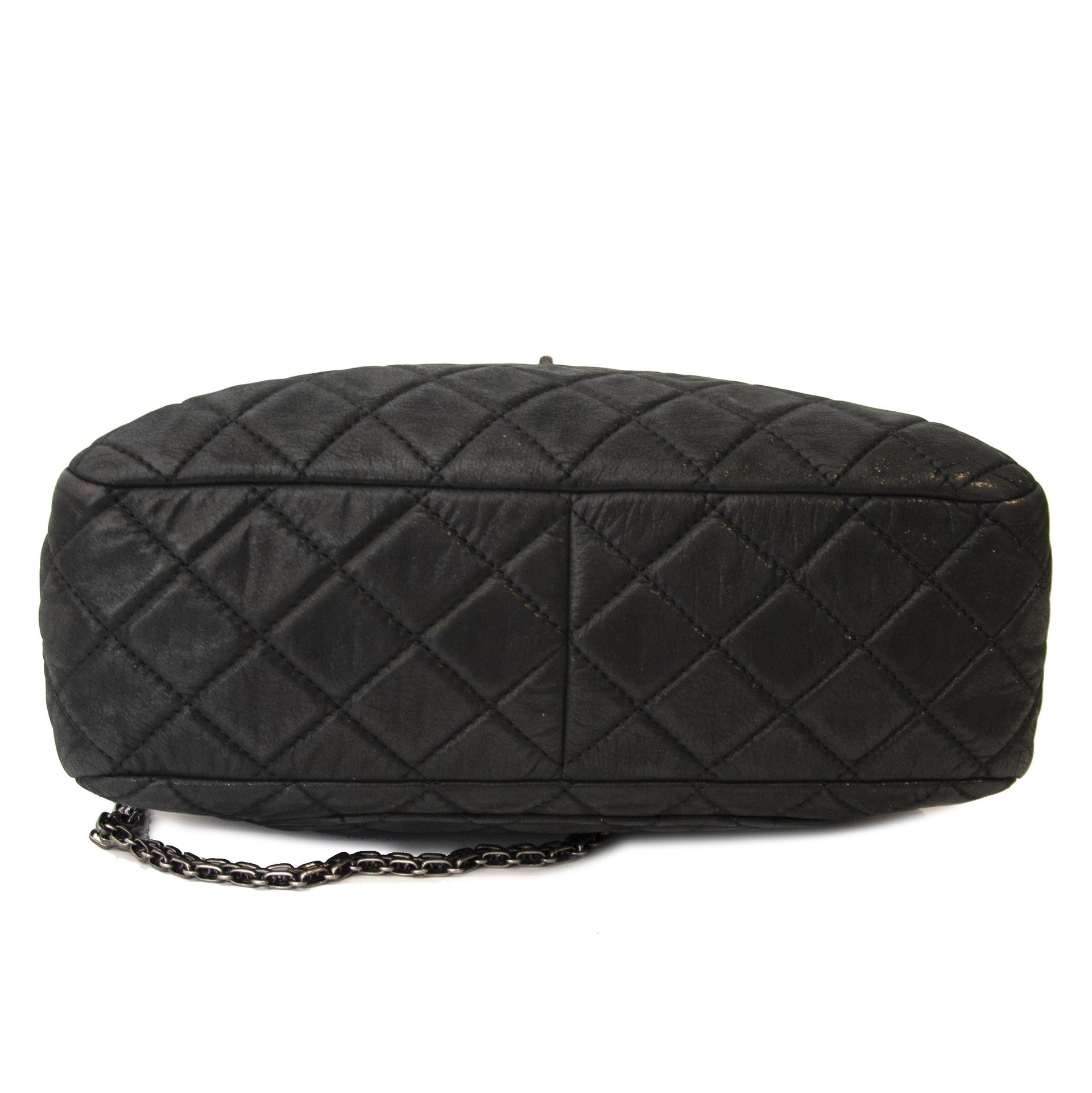 Authentique seconde main vintage Chanel Reissue Black Camera Bag chez webshop LabelLOV