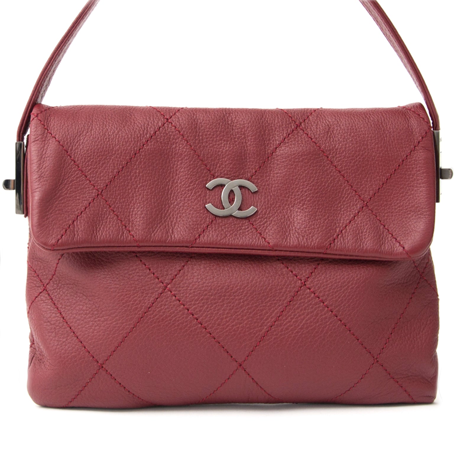 Buy authentic Chanel bag at the right price at LabelLOV vintage webshop. Luxe, vintage, fashion. Safe and secure online shopping. Antwerp, Belgium.
