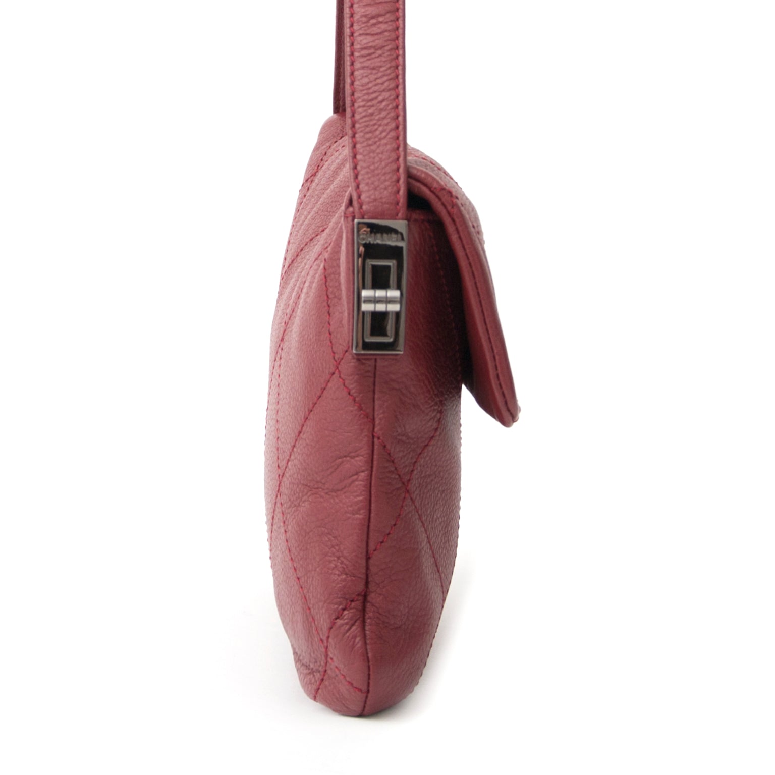 Authentieke Chanel tas voor de juiste prijs bij LabelLOV vintage webshop. Veilig online winkelen. Luxe, vintage, mode. Antwerpen, België.