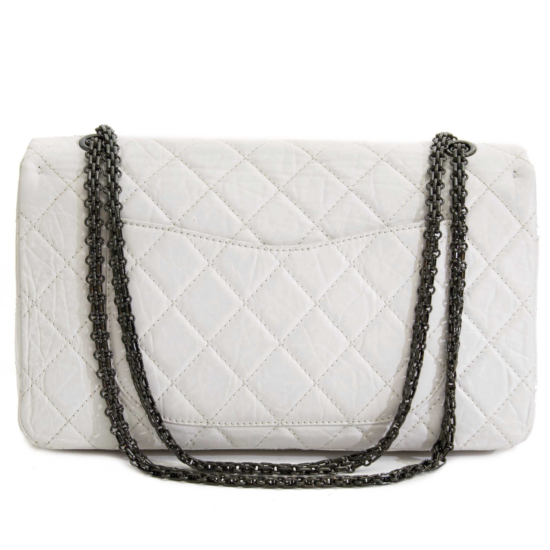 Chanel White Aged Calfskin 2.55 Reissue 227 Flapbag pour le meilleur prix chez Labellov à Anvers deuxieme mains en Belgique