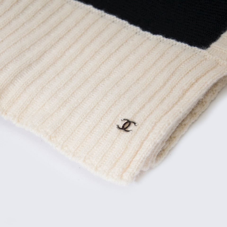 Buy Brand New DChanel cashmere scarf in navy and blue. at the right price at LabelLOV vintage webshop. Luxe, vintage, fashion. Safe and secure online shopping. Antwerp, Belgium.