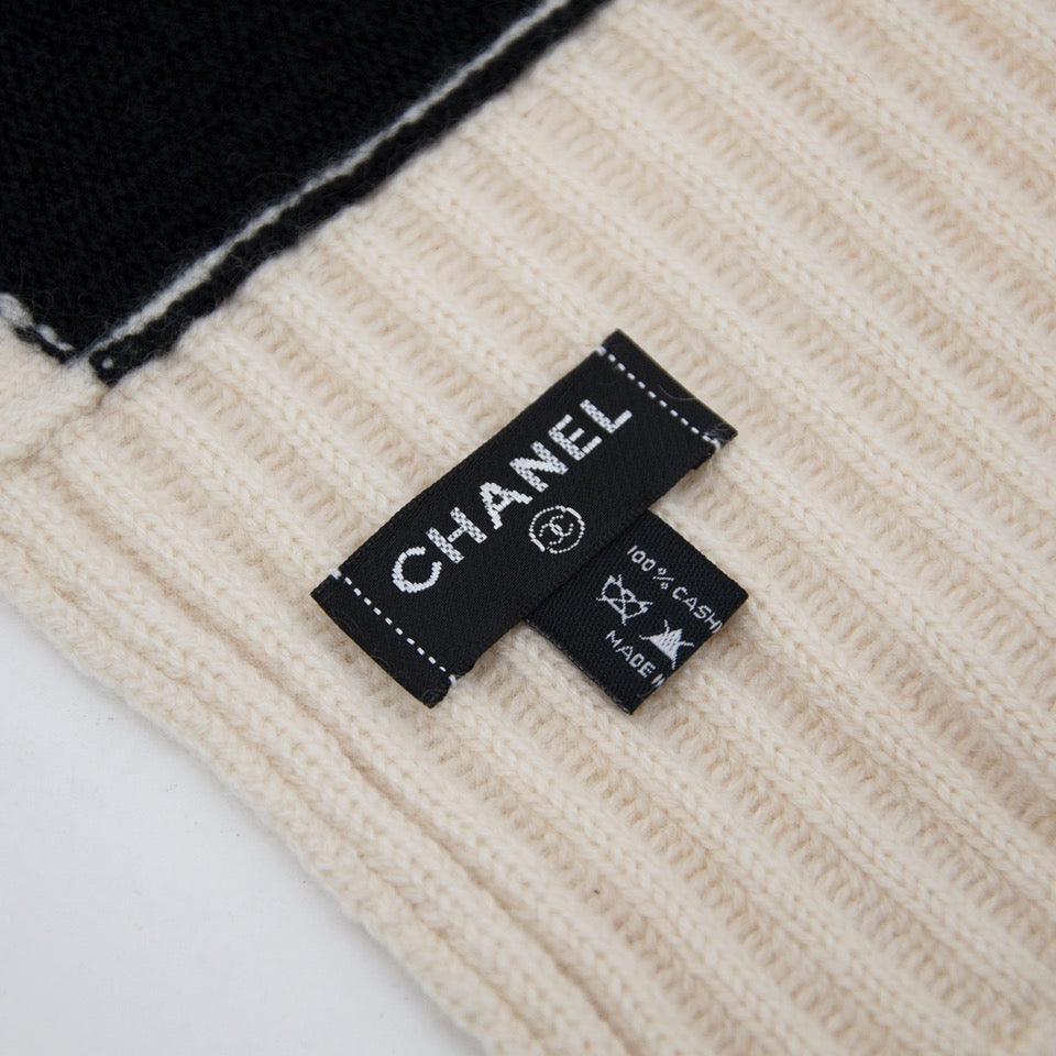 Buy Brand New DChanel cashmere scarf in navy and blue. at the right price at LabelLOV vintage webshop. Luxe, vintage, fashion. Safe and secure online shopping. Antwerp, Belgium.