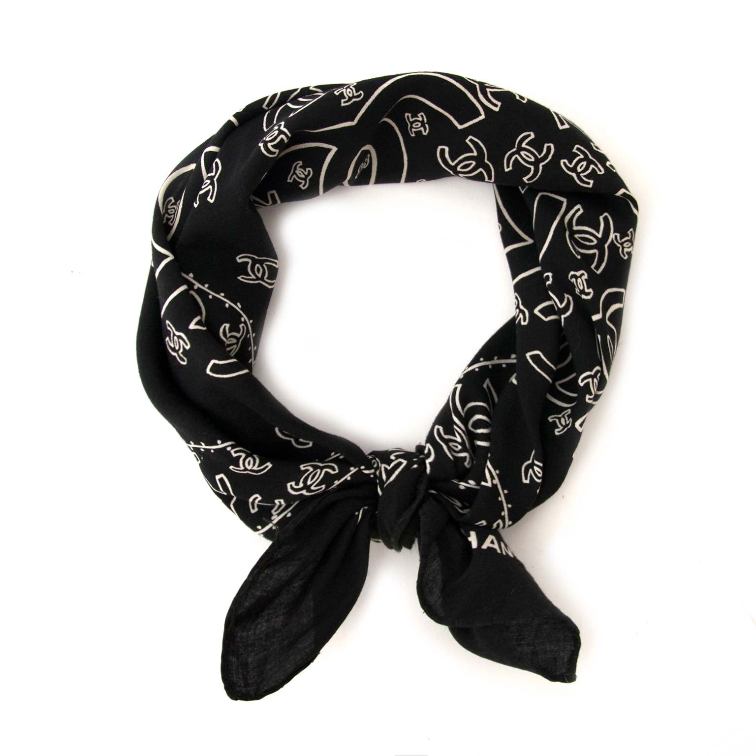 acheter en ligne chez labellov.com pour le meilleur prix Chanel Noir Scarf CC Logo