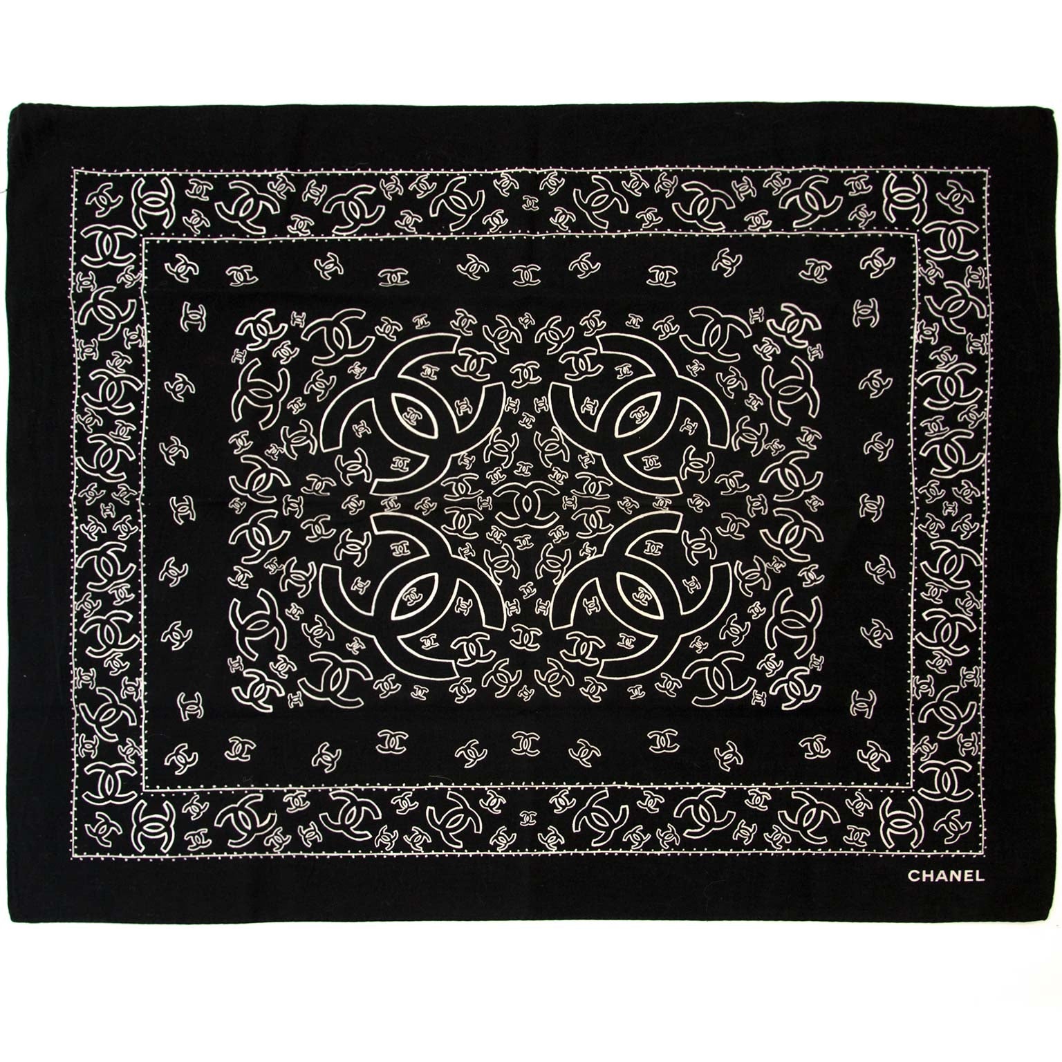 Chanel Black Scarf CC Logo nu te koop bij labellov.com tegen de beste prijs