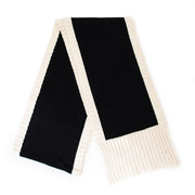 Authentieke Chanel kashmier sjaal in blauw en beige voor juiste prijs bij LabelLOV vintage webshop. second hand vintage Chanel cashmere scarf in navy and blue. Veilig online winkelen. Luxe, vintage, mode. Antwerpen, België.