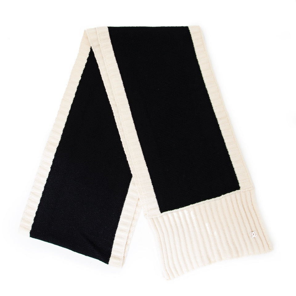 Authentieke Chanel kashmier sjaal in blauw en beige voor juiste prijs bij LabelLOV vintage webshop. second hand vintage Chanel cashmere scarf in navy and blue. Veilig online winkelen. Luxe, vintage, mode. Antwerpen, België.