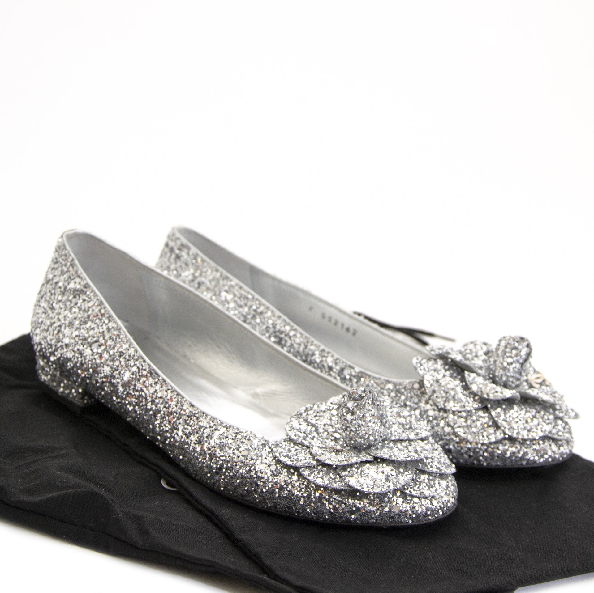 Chanel Silver Glitter Ballerina Flats - size 38 te koop aan de beste prijs bij Labellov tweedehands luxe in Antwerpen
