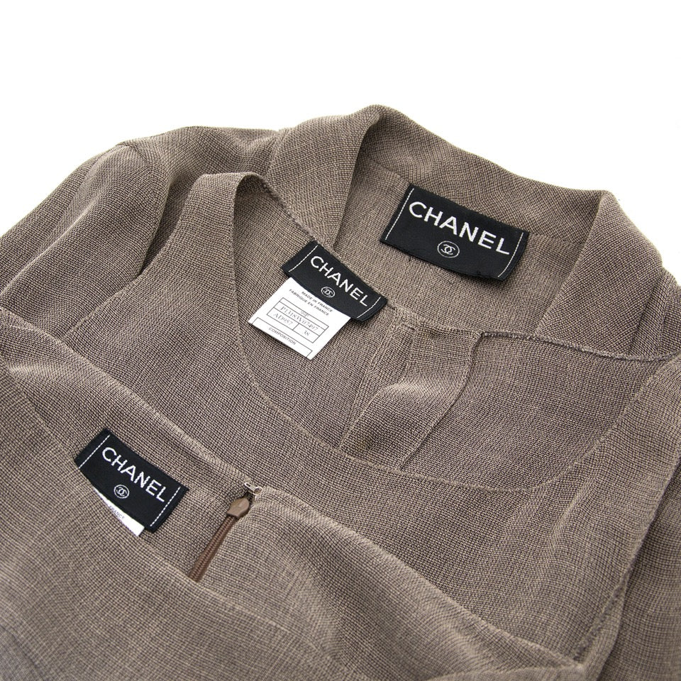 Koop en verkoop uw authentieke Chanel Three-Piece Skirt Suit aan de beste prijs bij Labellov