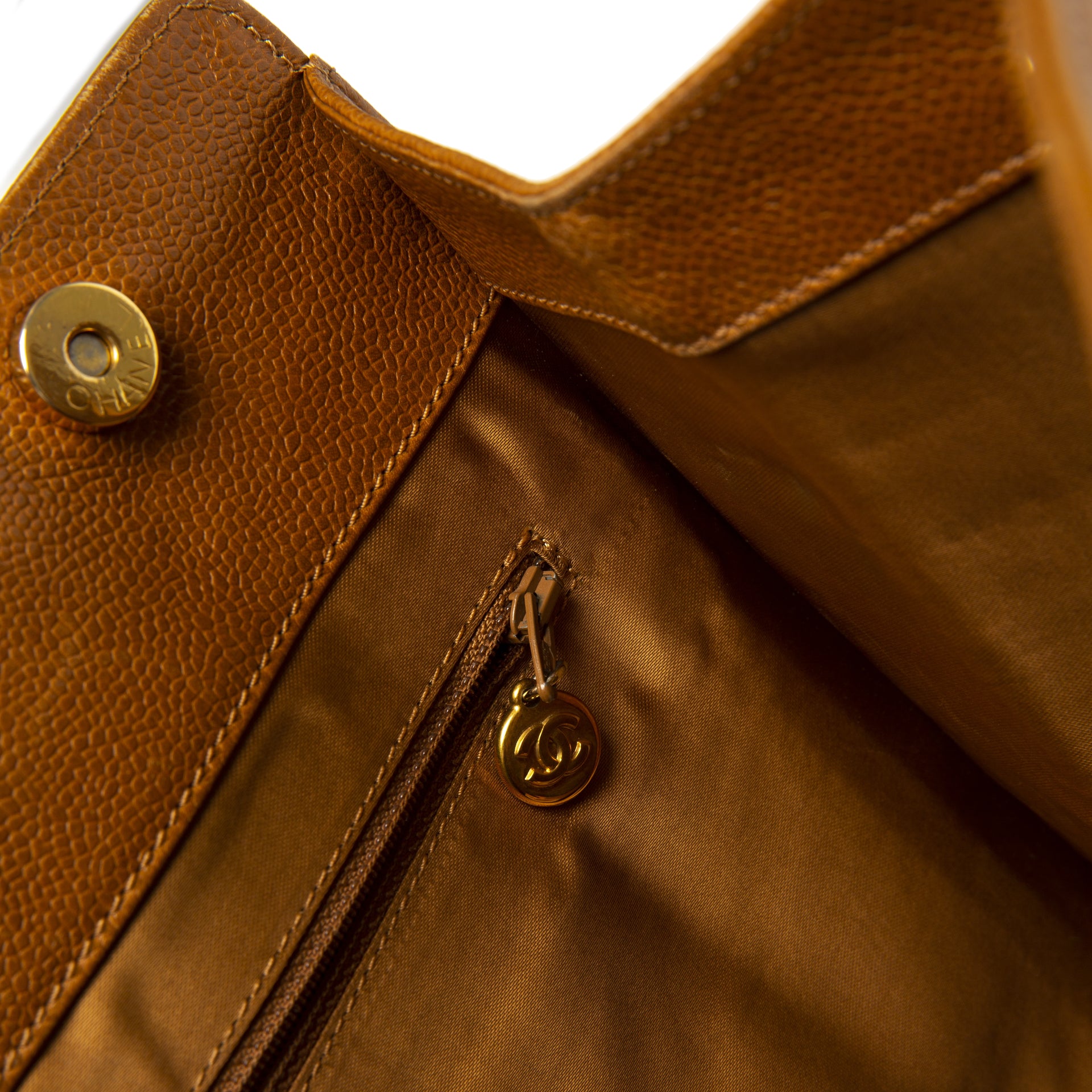Sac cabas en cuir marron camel vintage Chanel