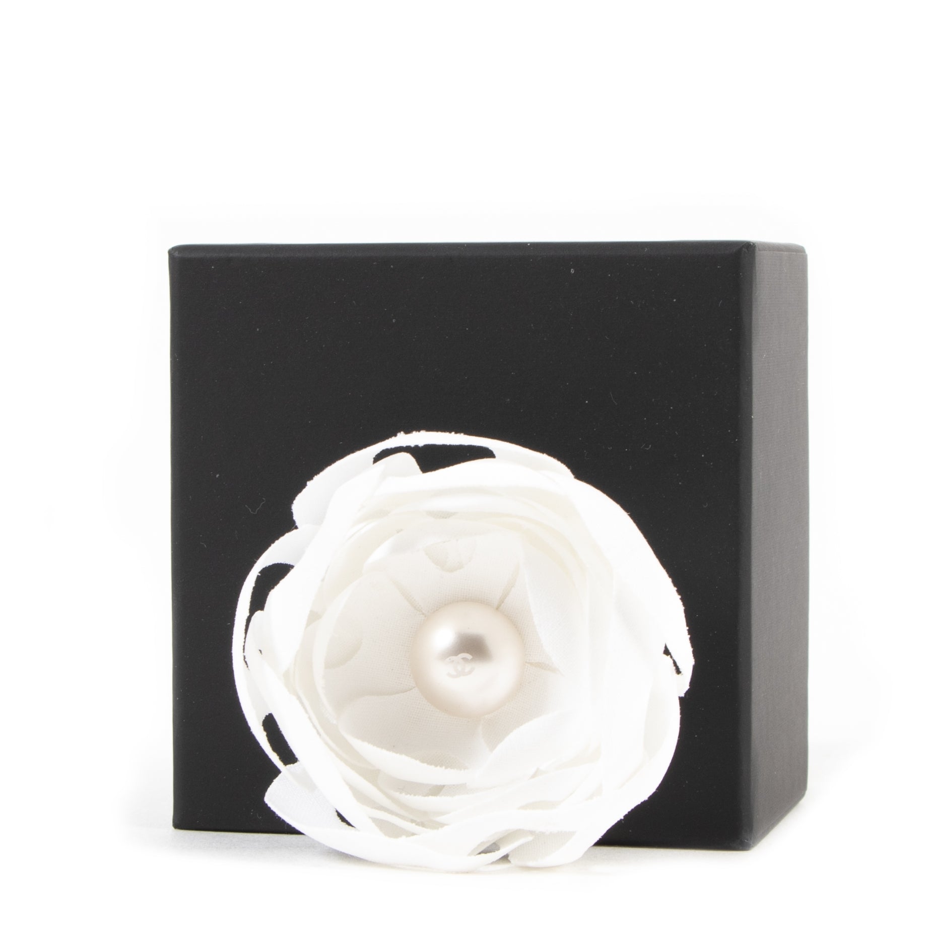 acheter en ligne seconde main Chanel White Camelia Flower Brooch