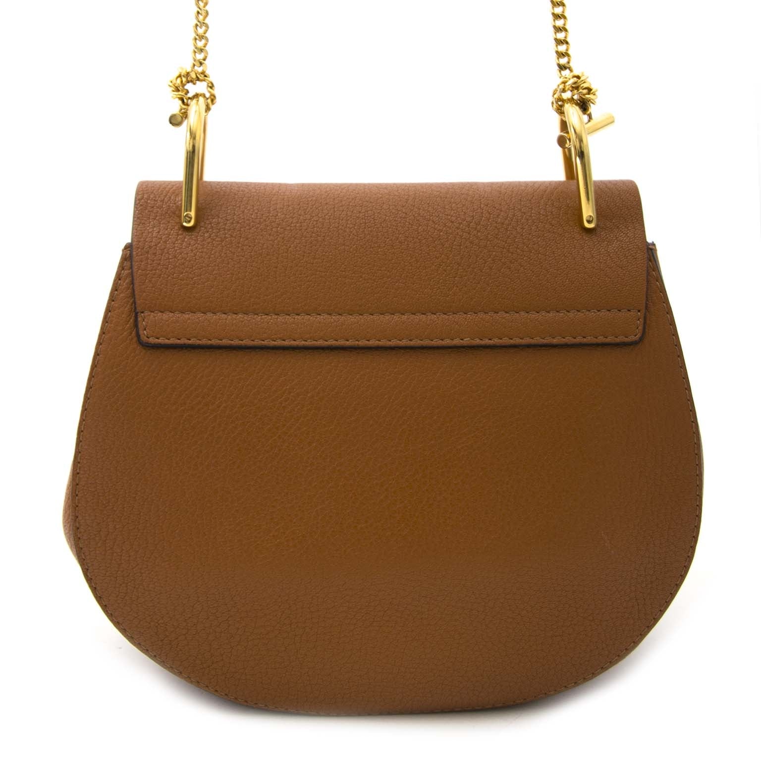 Chloe Cognac Drew Bag 'Buy authentic secondhand Chloe Drew bags at the right price at LabelLOV, safe and secure online shopping. Koop authentieke tweedehands Chloe Drew handtassen aan de juiste prijs bij LabelLOV, veilig online shoppen.'