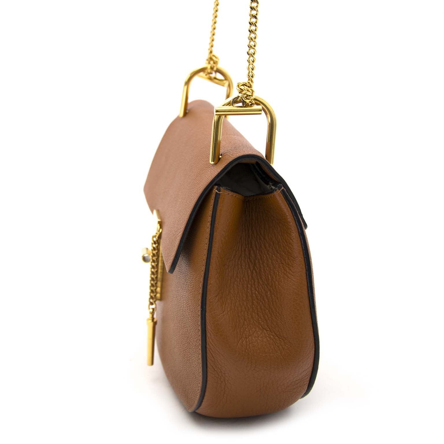 Chloe Cognac Drew Bag 'Buy authentic secondhand Chloe Drew bags at the right price at LabelLOV, safe and secure online shopping. Koop authentieke tweedehands Chloe Drew handtassen aan de juiste prijs bij LabelLOV, veilig online shoppen.'