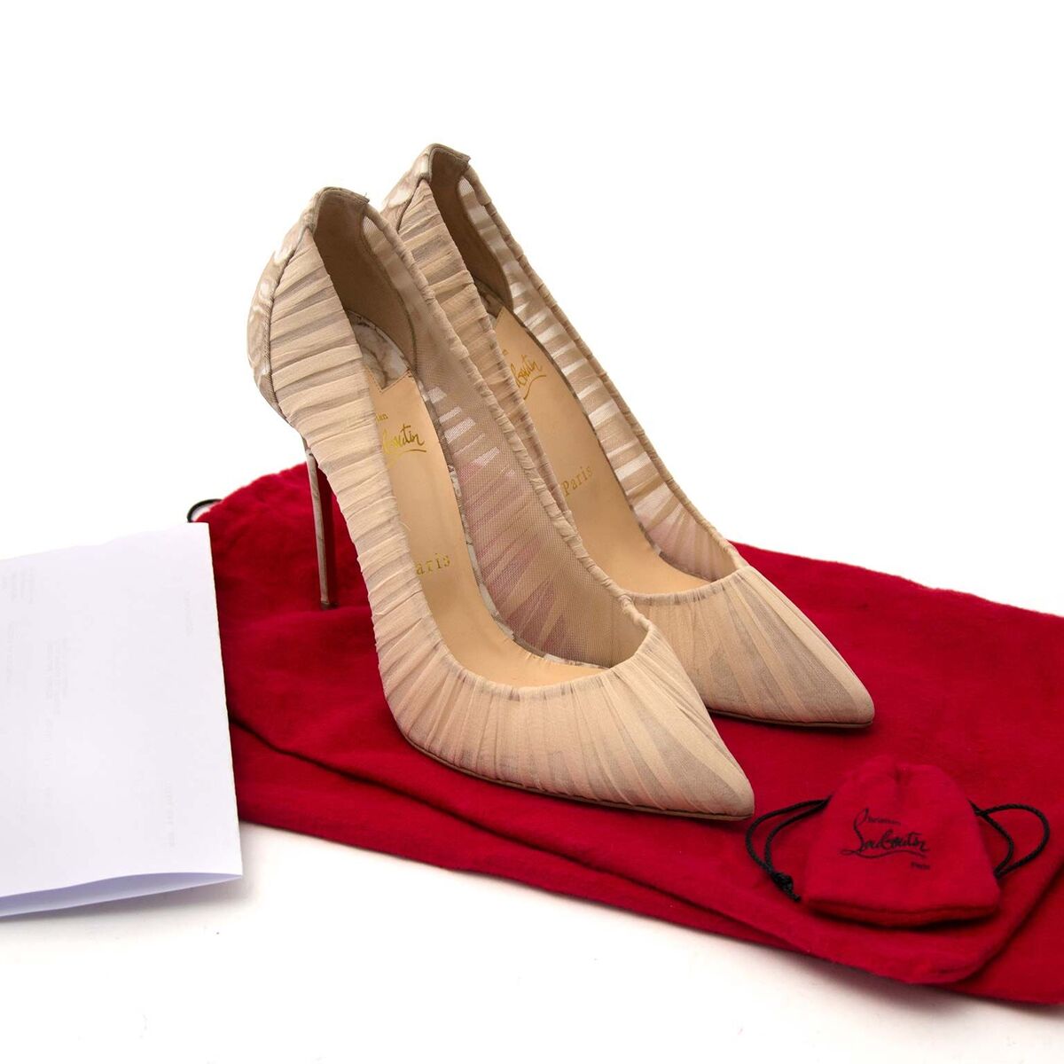 Compra zapatos de Louboutin autenticos en el color nude muy en moda para el precio correcto en LabelLOV Amberes.