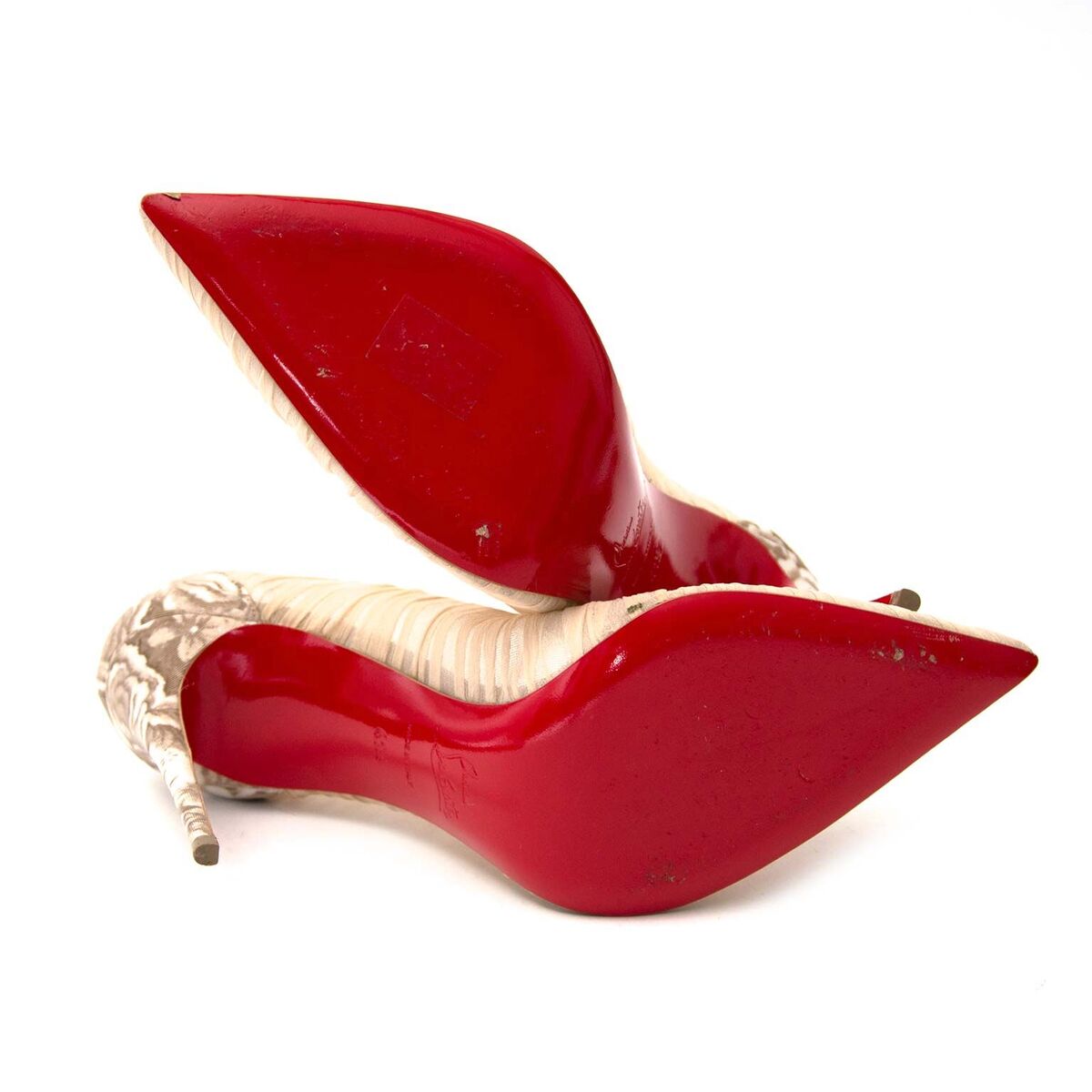 Achetez authentique Louboutin chaussures dans le couleur rose pour le bon prix chez LabelLOV.