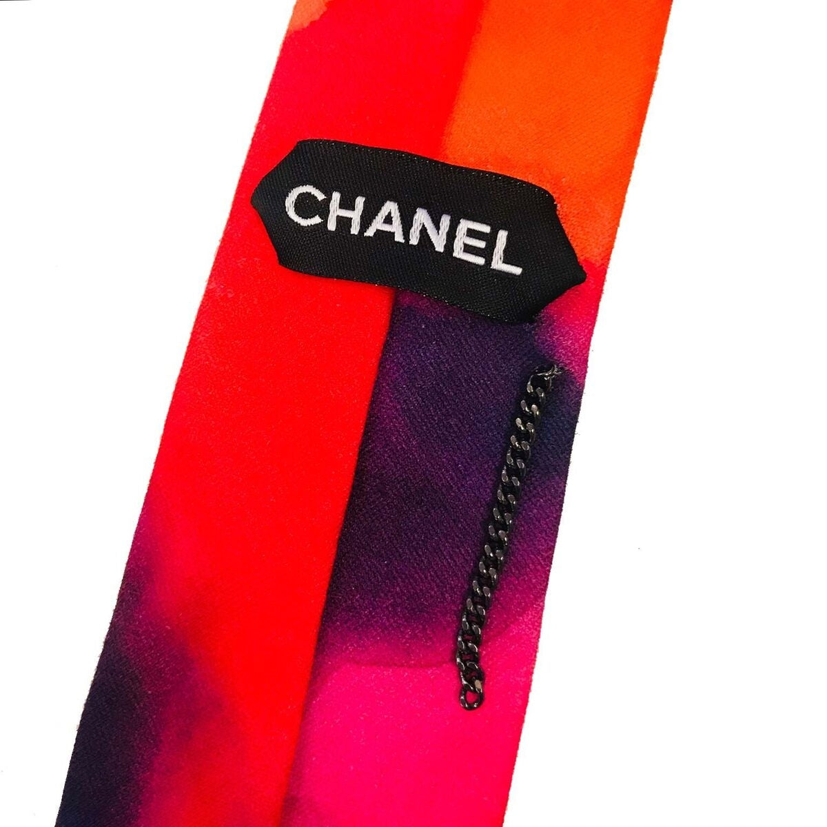 Achetez un authentique Chanel cravatte en multi colour pour le bon prix chez LabelLOV.