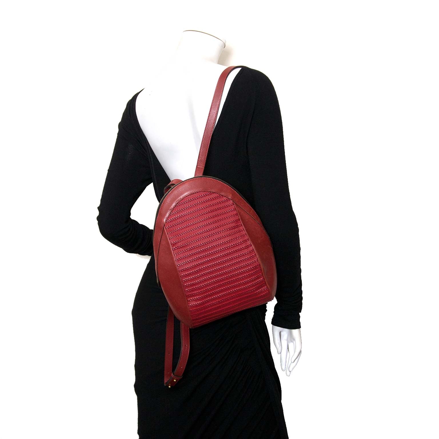 Koop authentieke Delvaux rugzakken bij Labellov vintage mode webshop