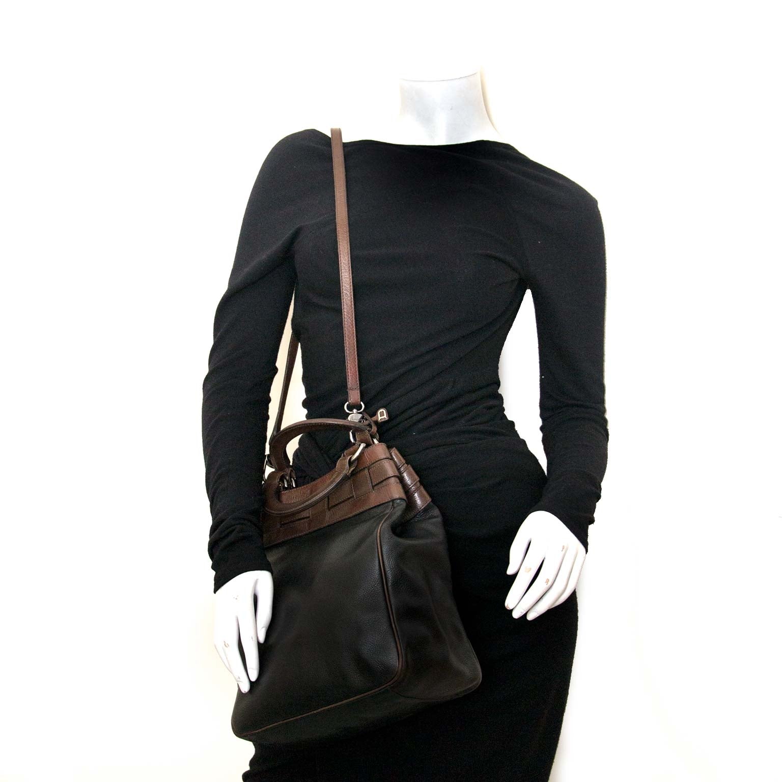 koop veilig Delvaux Black And Brown Bucket Bag aan goede prijs bij Labellov in Antwerpen