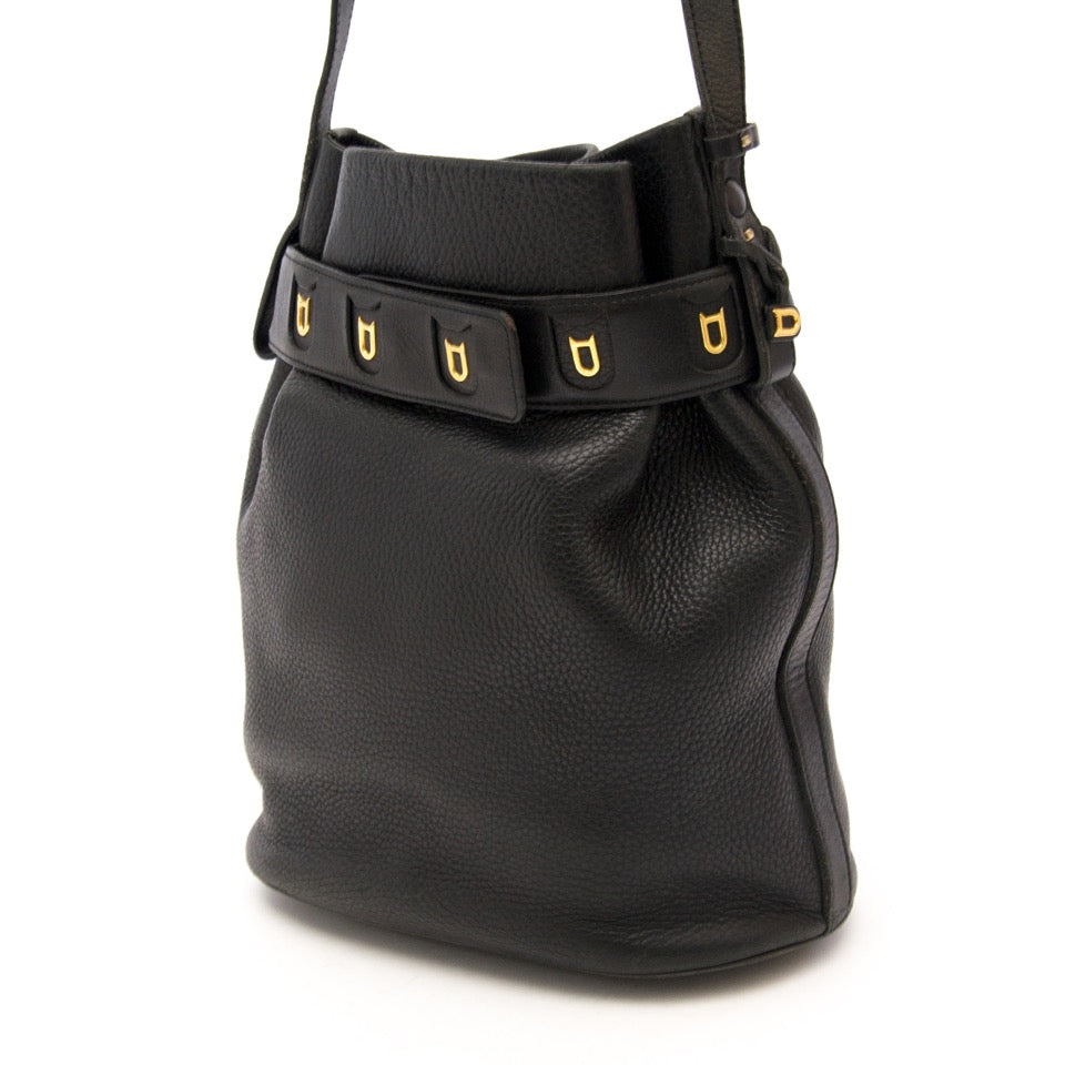 Authentieke Delvaux Black Bucket Shoulder Bag voor de juiste prijs bij LabelLOV vintage webshop. Veilig online winkelen. Luxe, vintage, mode. Antwerpen, België.