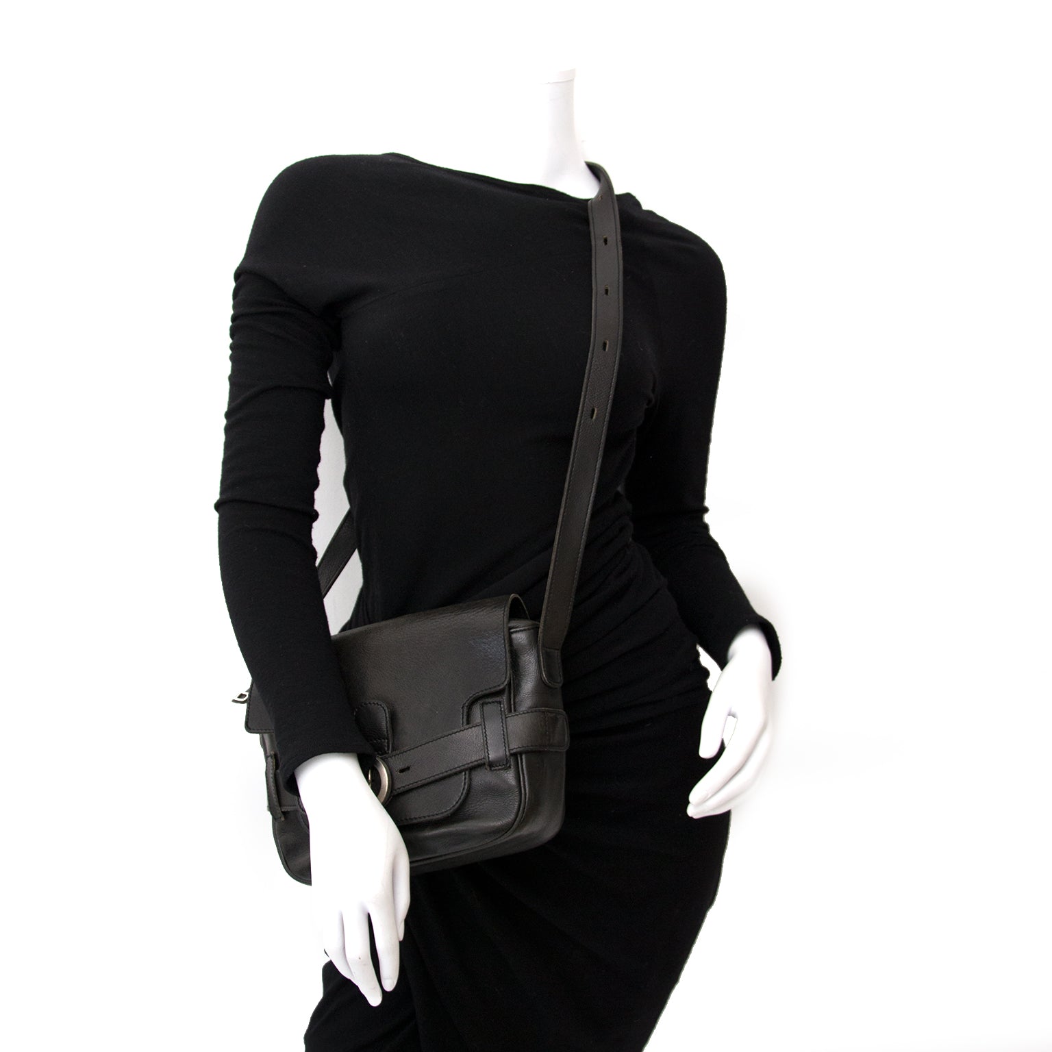 Looking for a secondhand Delvaux Black Buckle Cross Body Bag? Buy safe and secure.