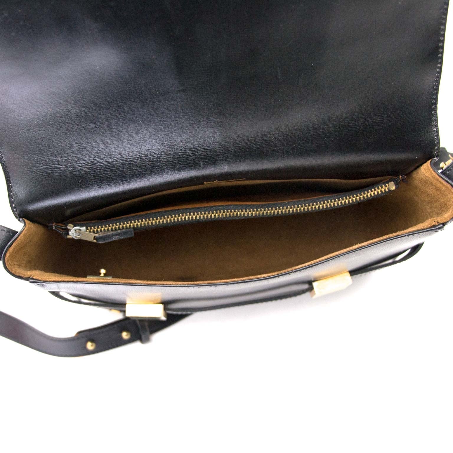Delvaux Black Madame Crossbody Bag Buy authentic designer Delvaux secondhand bags at Labellov at the best price. Safe and secure shopping. Koop tweedehands authentieke Delvaux tassen bij designer webwinkel labellov.