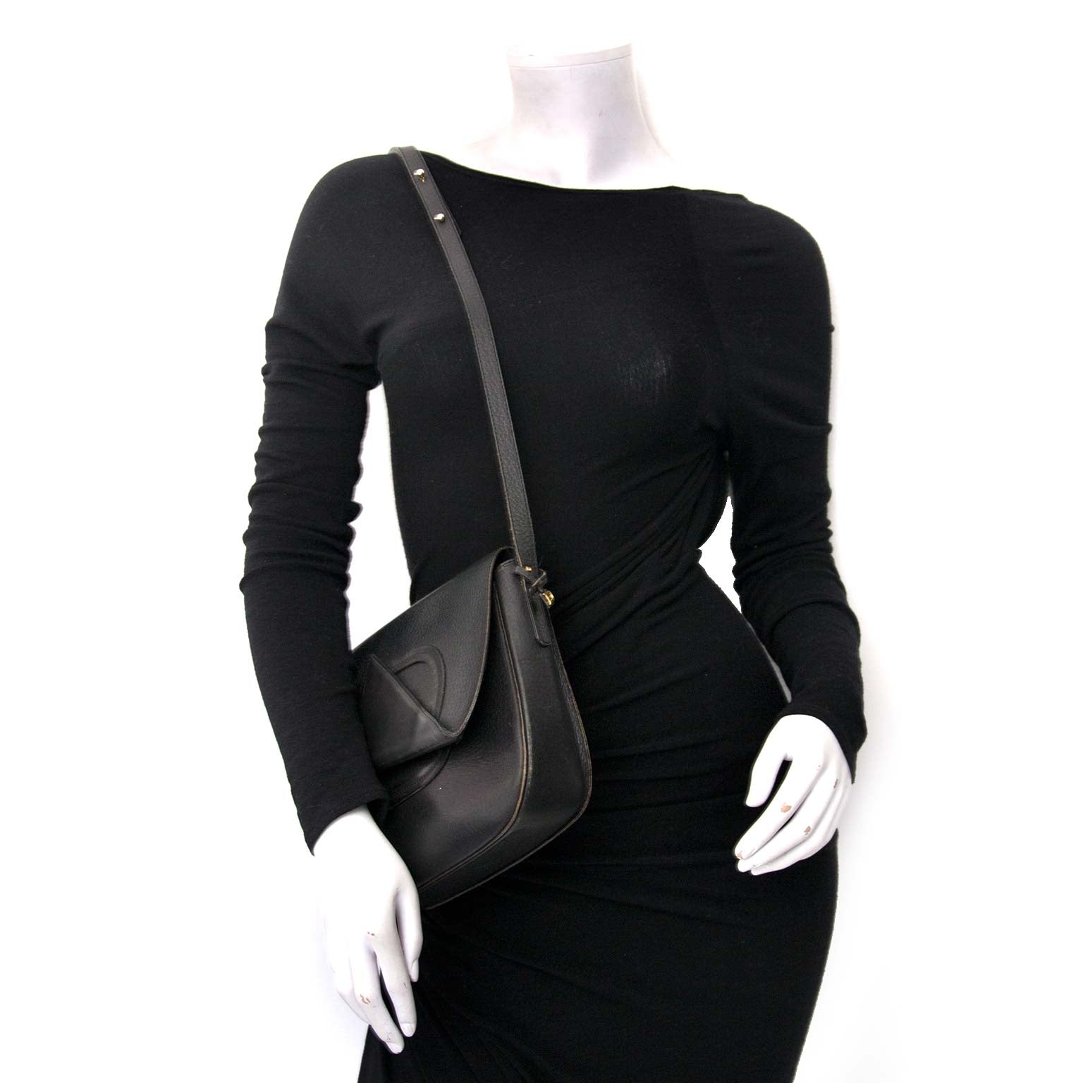 Delvaux Black Textured Leather Saddle Flap Bag Buy authentic designer Delvaux secondhand bags at Labellov at the best price. Safe and secure shopping. Koop tweedehands authentieke Delvaux tassen bij designer webwinkel labellov.