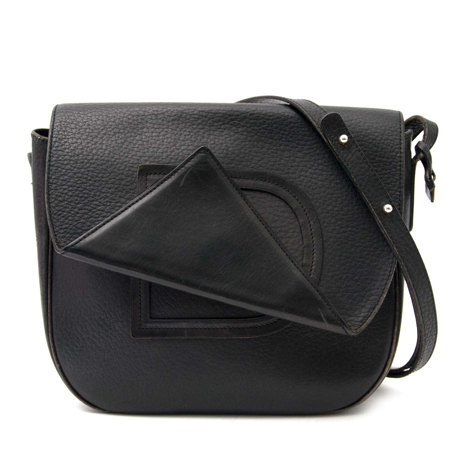 Delvaux Black Textured Leather Saddle Flap Bag Buy authentic designer Delvaux secondhand bags at Labellov at the best price. Safe and secure shopping. Koop tweedehands authentieke Delvaux tassen bij designer webwinkel labellov.