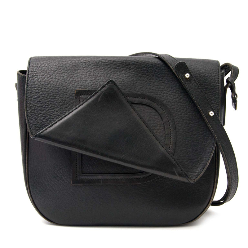 Delvaux Black Textured Leather Saddle Flap Bag Buy authentic designer Delvaux secondhand bags at Labellov at the best price. Safe and secure shopping. Koop tweedehands authentieke Delvaux tassen bij designer webwinkel labellov.