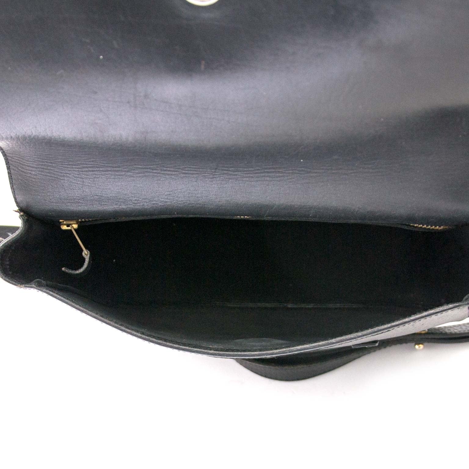 Delvaux Black Textured Leather Saddle Flap Bag Buy authentic designer Delvaux secondhand bags at Labellov at the best price. Safe and secure shopping. Koop tweedehands authentieke Delvaux tassen bij designer webwinkel labellov.
