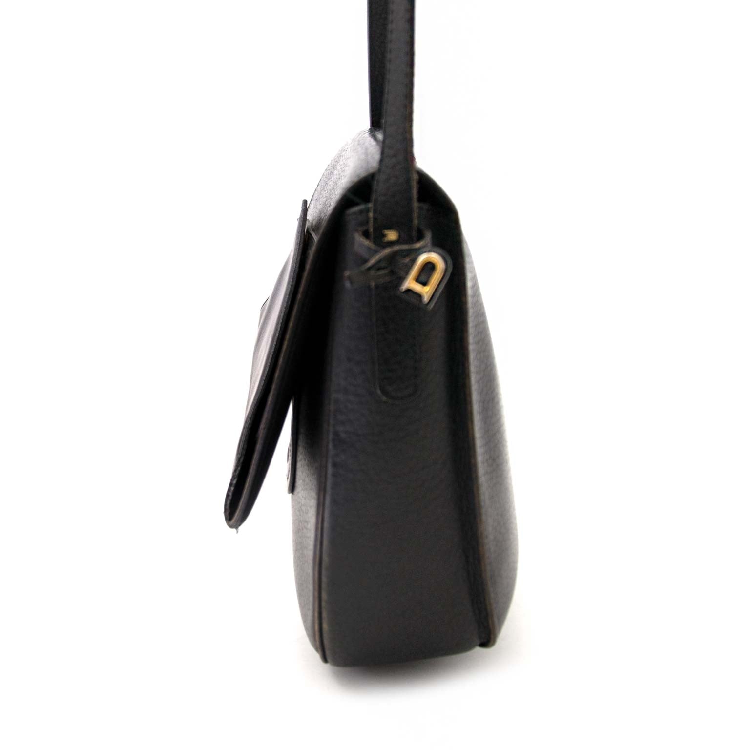Delvaux Black Textured Leather Saddle Flap Bag Buy authentic designer Delvaux secondhand bags at Labellov at the best price. Safe and secure shopping. Koop tweedehands authentieke Delvaux tassen bij designer webwinkel labellov.