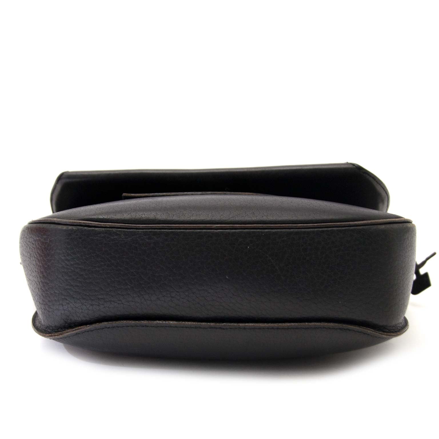 Delvaux Black Textured Leather Saddle Flap Bag Buy authentic designer Delvaux secondhand bags at Labellov at the best price. Safe and secure shopping. Koop tweedehands authentieke Delvaux tassen bij designer webwinkel labellov.