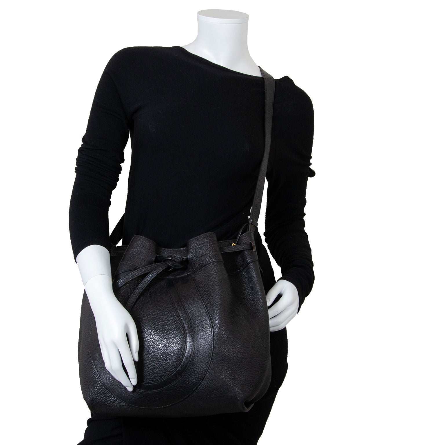 Koop en verkoop uw authentieke Delvaux Black Leather Drawstring Shoulder Bag aan de beste prijs