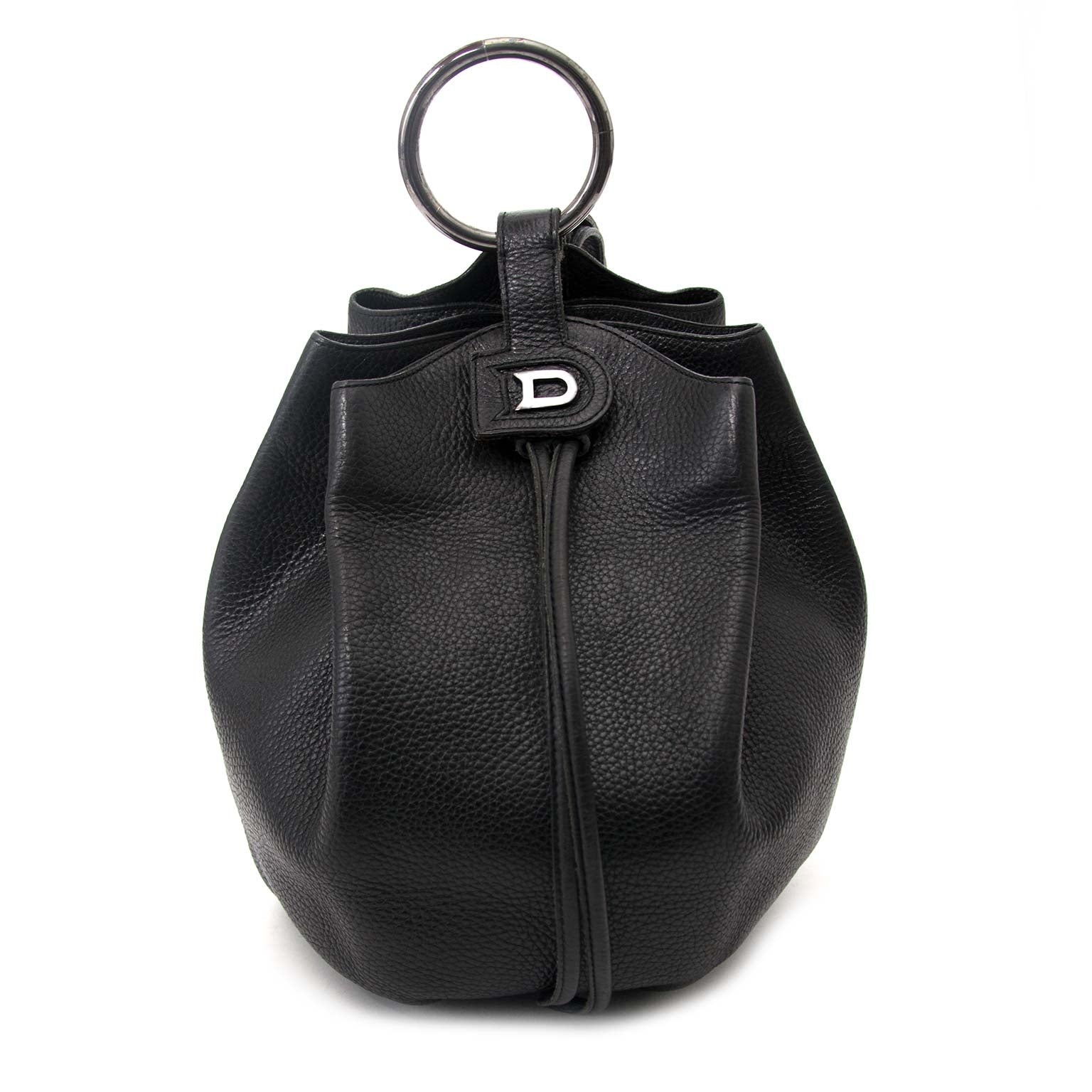 koop veilig online aan de beste prijs The magnetic closure has the golden D emblem on it, which is very eye-catching