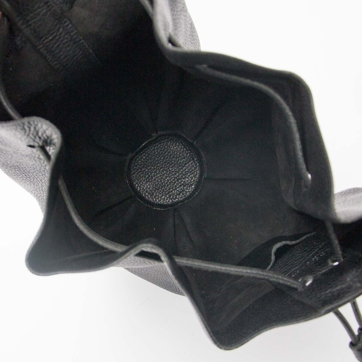 The magnetic closure has the golden D emblem on it, which is very eye-catching shop safe online